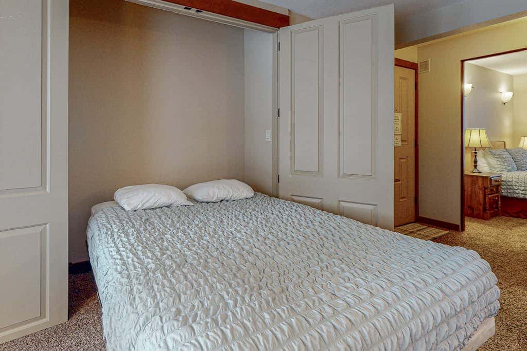 Charming condo with serene views, access to resort amenities, WiFi, and patio