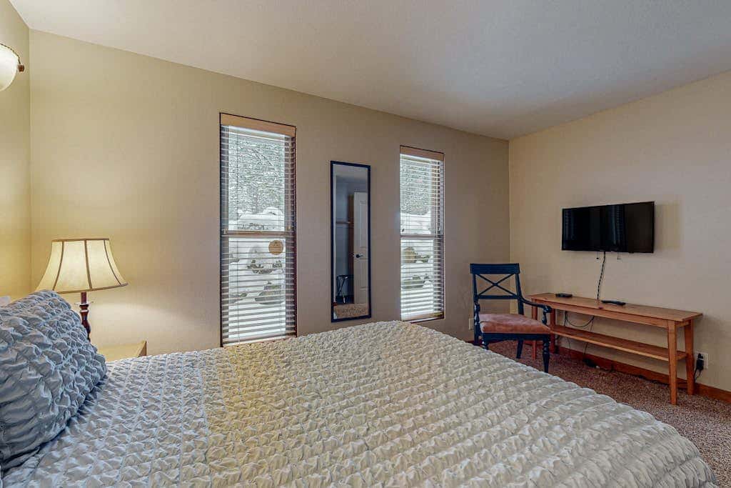 Charming condo with serene views, access to resort amenities, WiFi, and patio