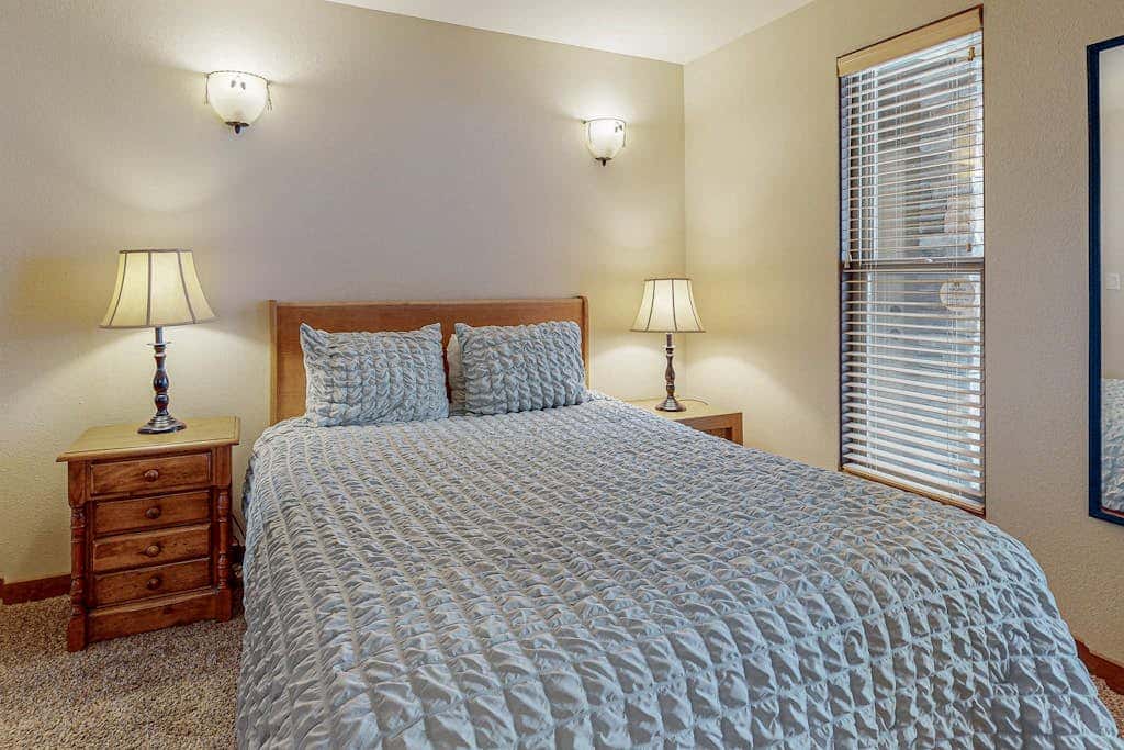 Charming condo with serene views, access to resort amenities, WiFi, and patio