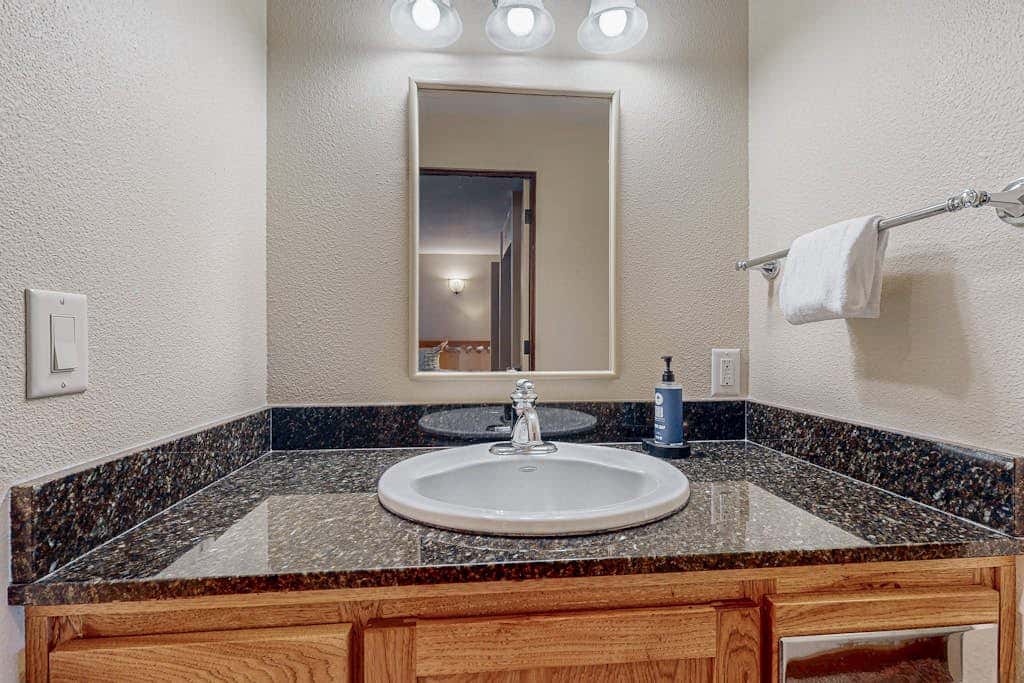Charming condo with serene views, access to resort amenities, WiFi, and patio