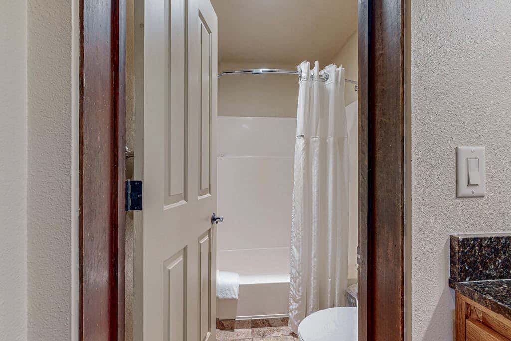 Charming condo with serene views, access to resort amenities, WiFi, and patio