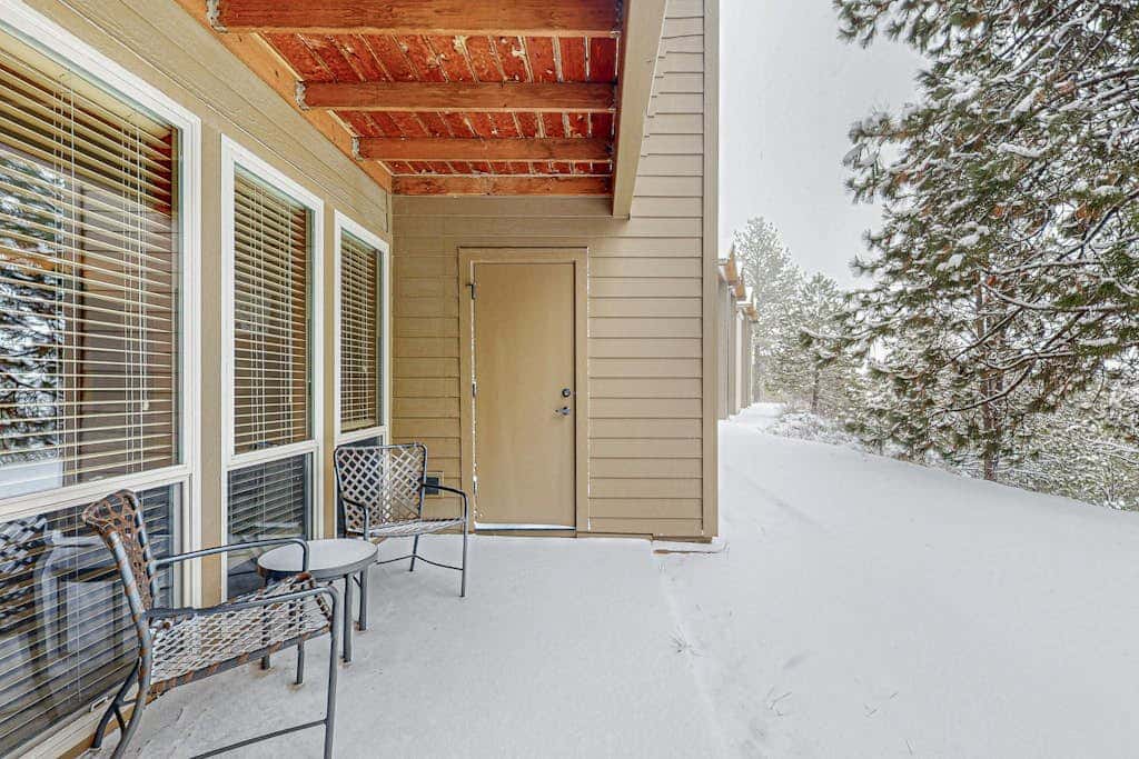 Charming condo with serene views, access to resort amenities, WiFi, and patio