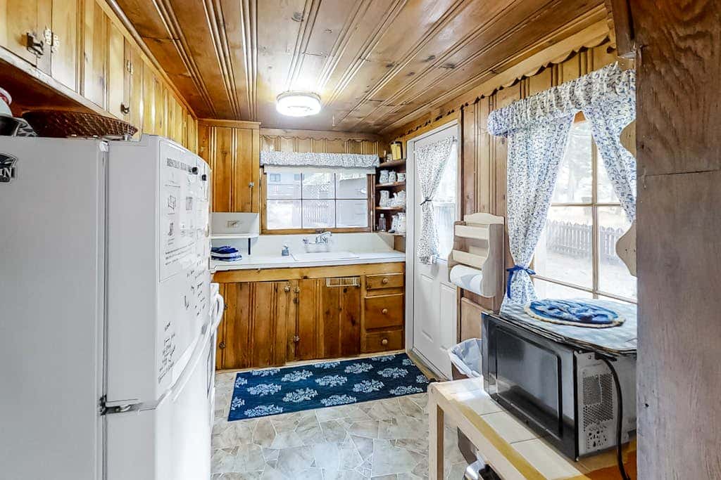 Woodland Cabin w/ Fenced Backyard, Deck, Front Porch & WiFi - Dogs Welcome