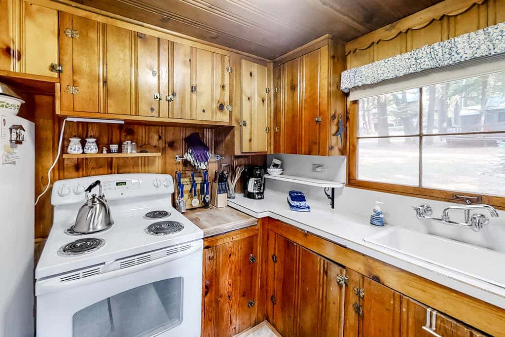 Woodland Cabin w/ Fenced Backyard, Deck, Front Porch & WiFi - Dogs Welcome