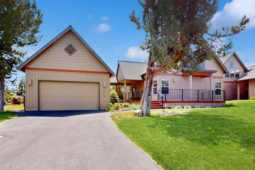 Inviting home with expansive deck, BBQ grill, & access to Eagle Crest Resort