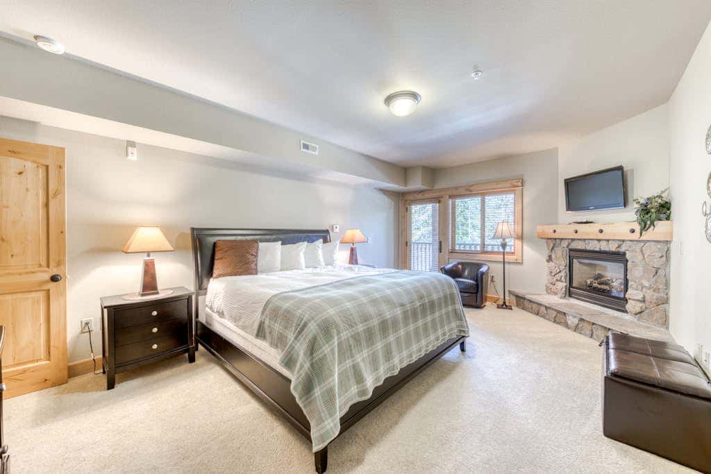 Luxury Govt Camp condo with fireplace, updated amenities, & shared pool & hot tub