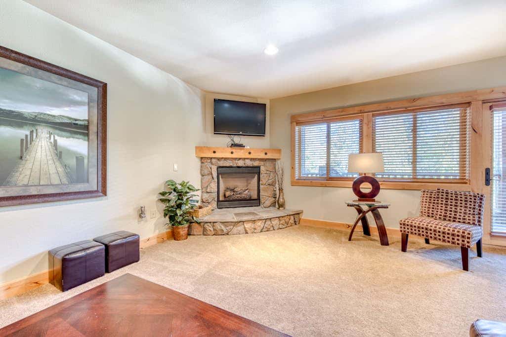 Luxury Govt Camp condo with fireplace, updated amenities, & shared pool & hot tub