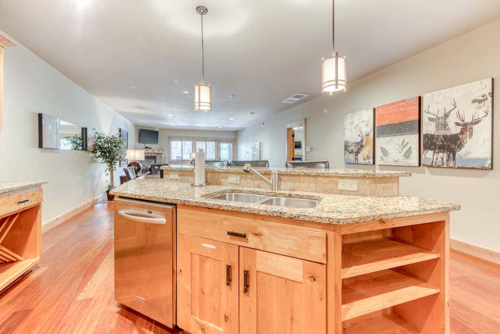Luxury Govt Camp condo with fireplace, updated amenities, & shared pool & hot tub
