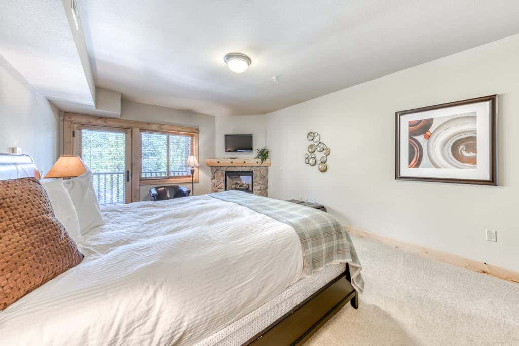 Luxury Govt Camp condo with fireplace, updated amenities, & shared pool & hot tub