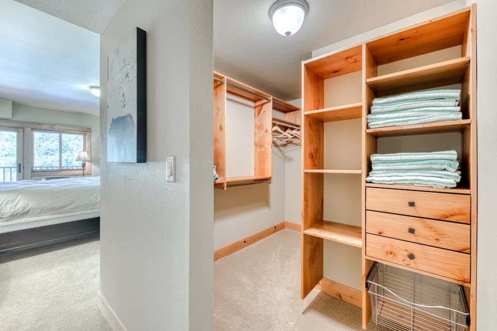 Luxury Govt Camp condo with fireplace, updated amenities, & shared pool & hot tub