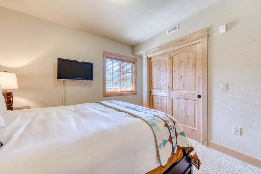 Luxury Govt Camp condo with fireplace, updated amenities, & shared pool & hot tub