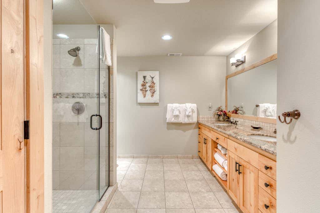 Luxury Govt Camp condo with fireplace, updated amenities, & shared pool & hot tub