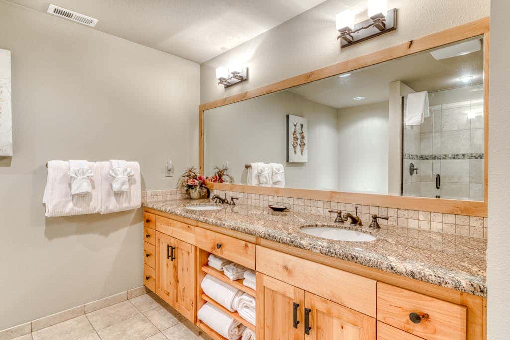 Luxury Govt Camp condo with fireplace, updated amenities, & shared pool & hot tub