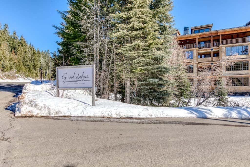 Luxury Govt Camp condo with fireplace, updated amenities, & shared pool & hot tub