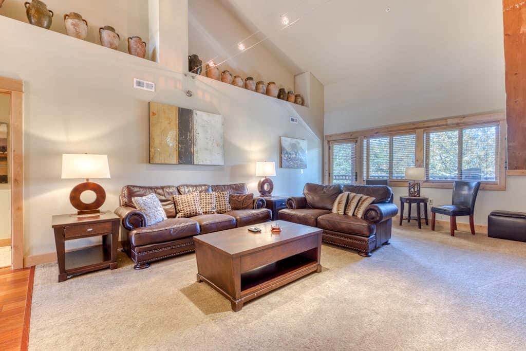 Penthouse condo w/mountain views & shared pool/hot tub - close to ski access