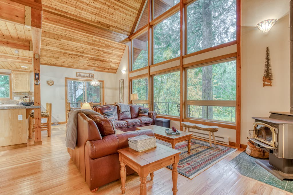 Gorgeous home with views of the river, fireplace, washer&dryer, & dog-friendly