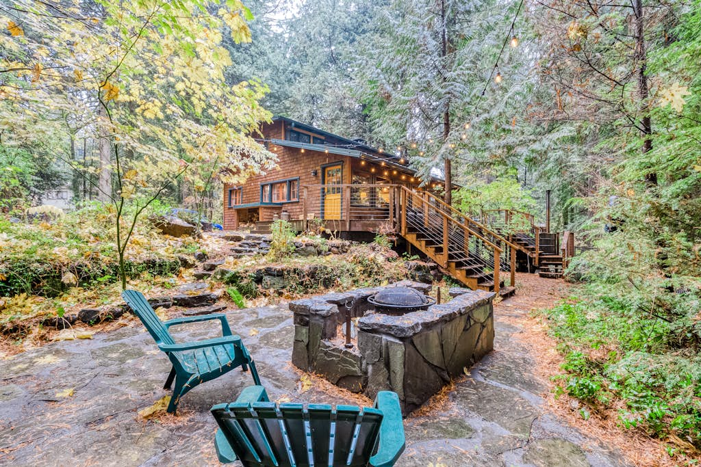 Charming Home with Free WiFi, washer&dryer, Wood Fireplace, and Furnished Deck