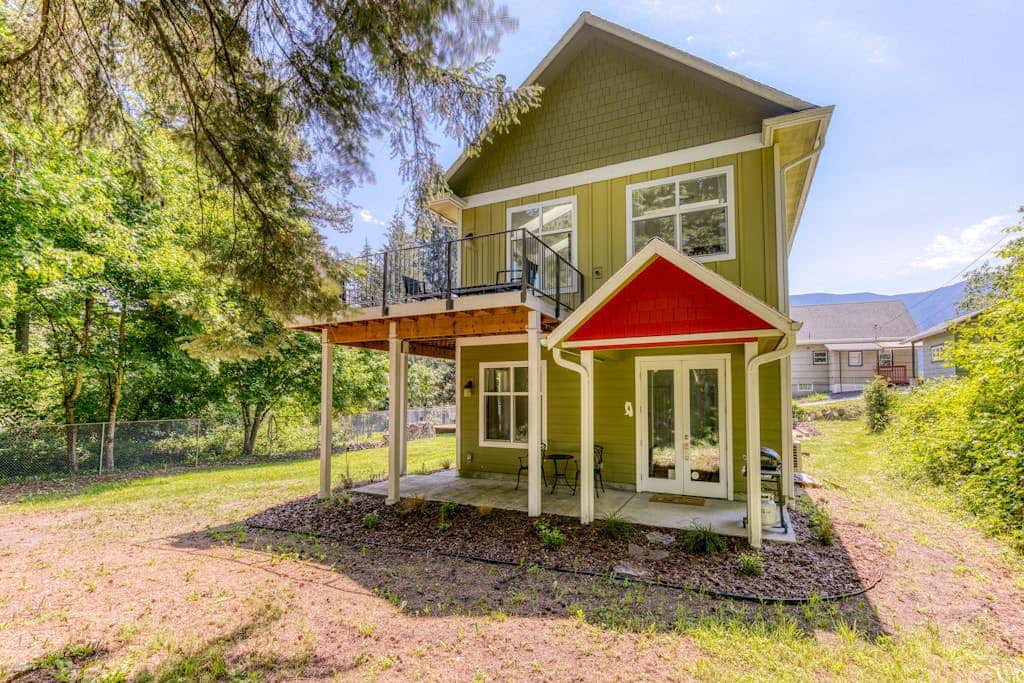 Dog-friendly studio with river view, patio, grill, & shared W&D