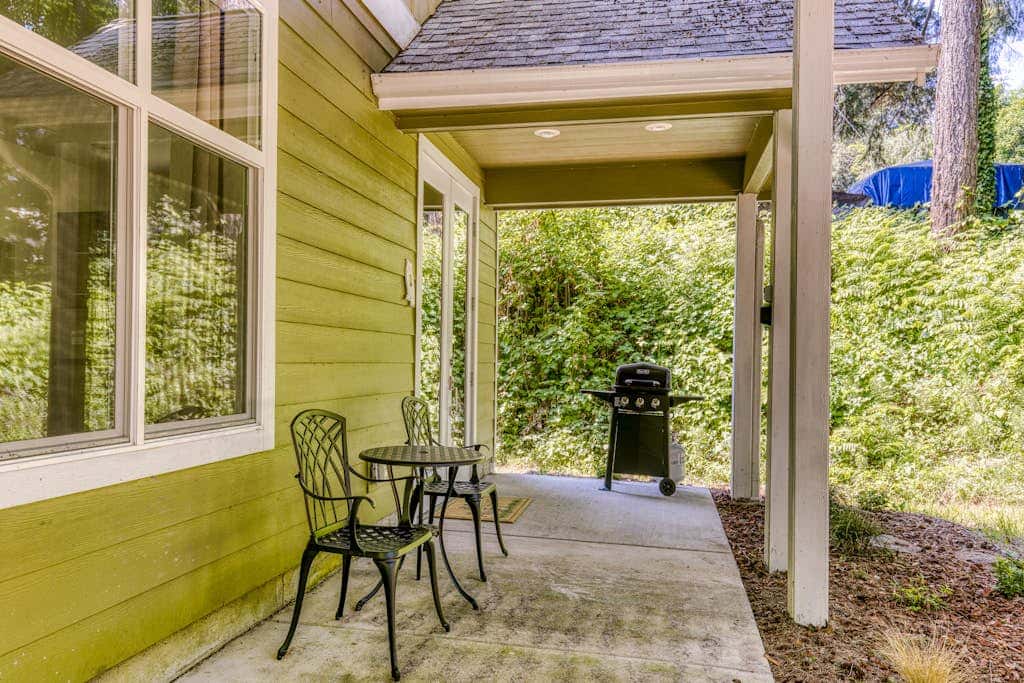 Dog-friendly studio with river view, patio, grill, & shared W&D