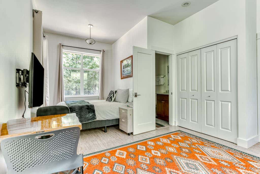 Dog-friendly studio with river view, patio, grill, & shared W&D