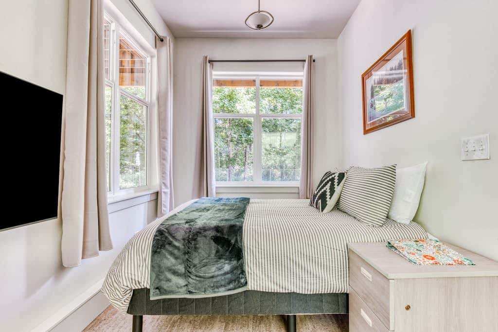 Dog-friendly studio with river view, patio, grill, & shared W&D