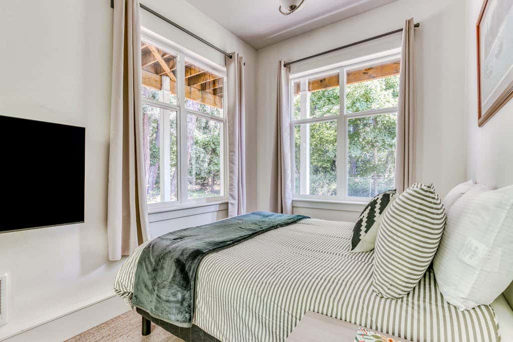 Dog-friendly studio with river view, patio, grill, & shared W&D
