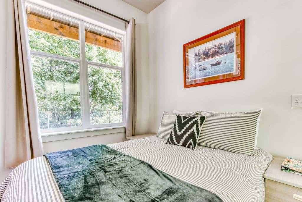 Dog-friendly studio with river view, patio, grill, & shared W&D