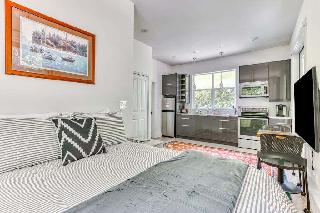 Dog-friendly studio with river view, patio, grill, & shared W&D