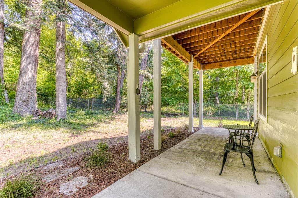 Dog-friendly studio with river view, patio, grill, & shared W&D