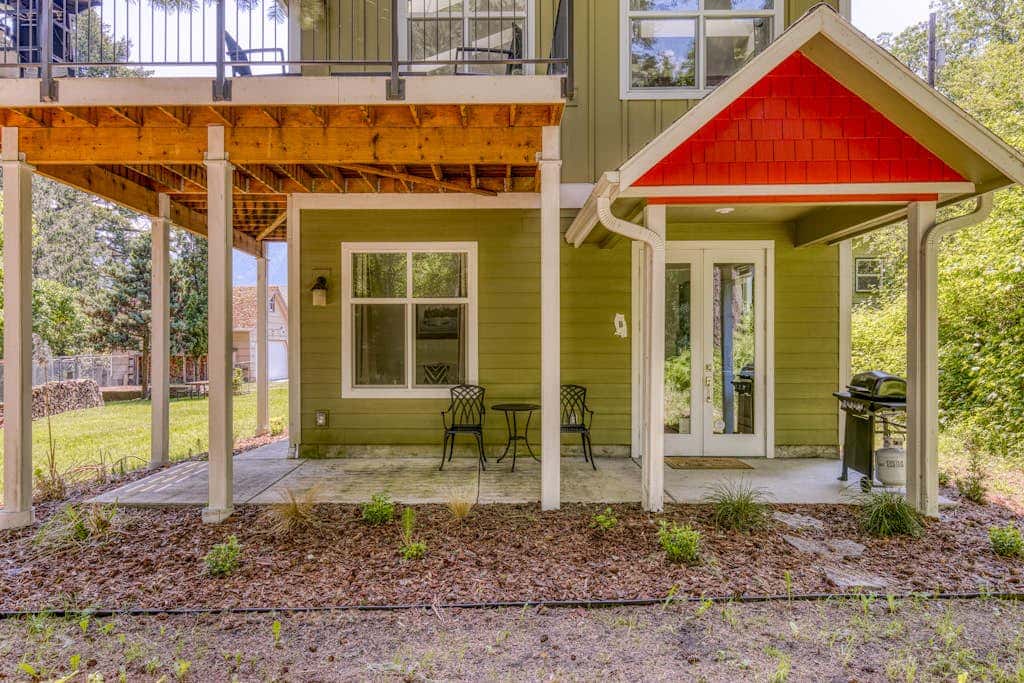 Dog-friendly studio with river view, patio, grill, & shared W&D