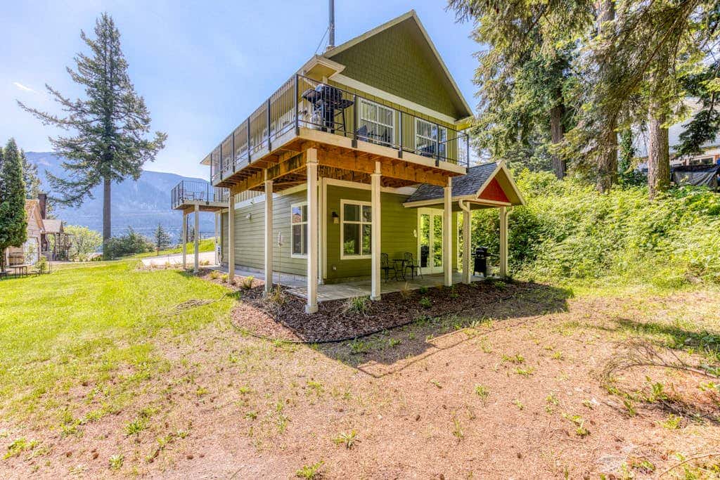 Dog-friendly studio with river view, patio, grill, & shared W&D