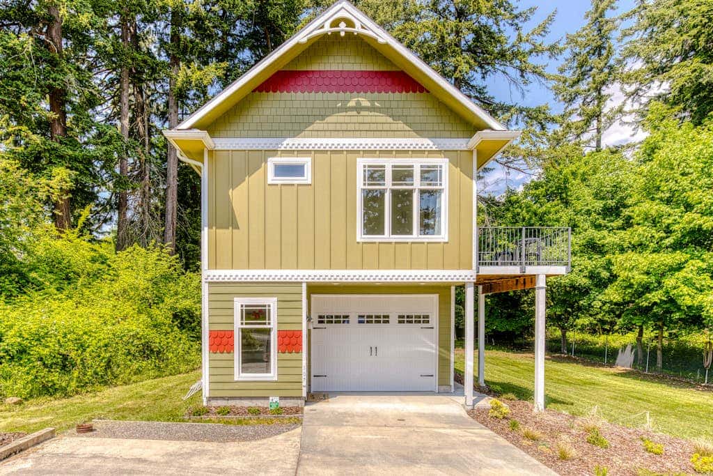 Dog-friendly studio with river view, patio, grill, & shared W&D