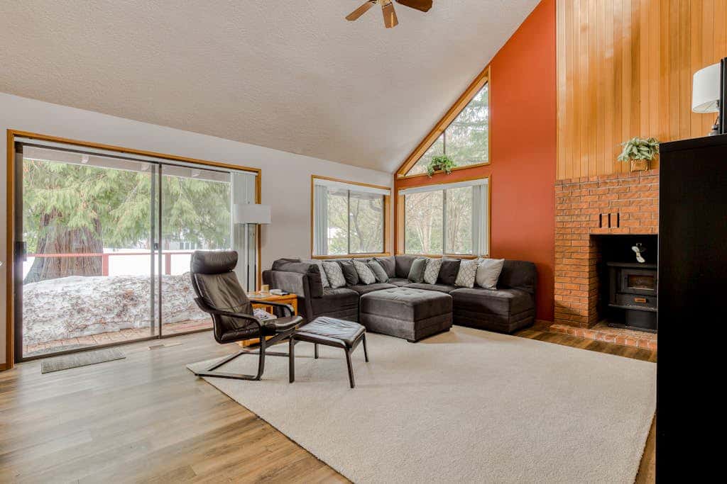 Beautiful golf-course-view home with pool & tennis access, private hot tub & W&D