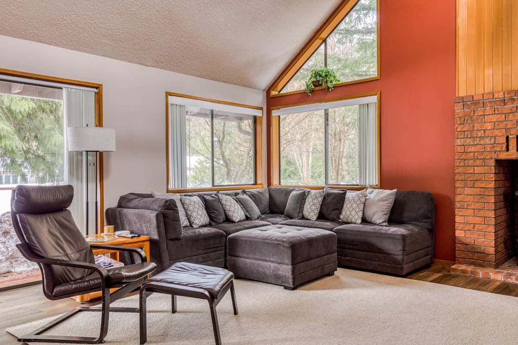 Beautiful golf-course-view home with pool & tennis access, private hot tub & W&D