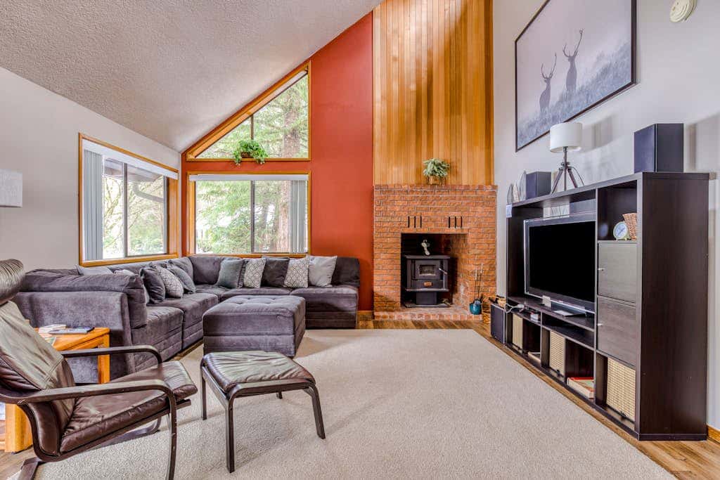 Beautiful golf-course-view home with pool & tennis access, private hot tub & W&D
