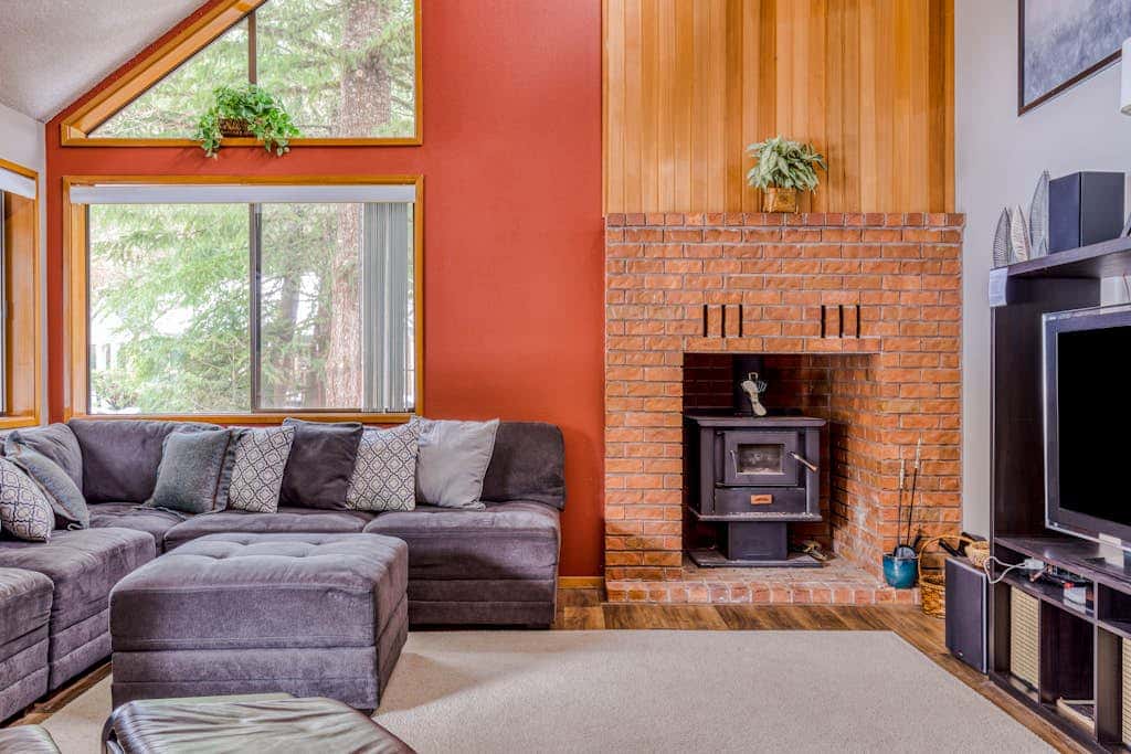 Beautiful golf-course-view home with pool & tennis access, private hot tub & W&D