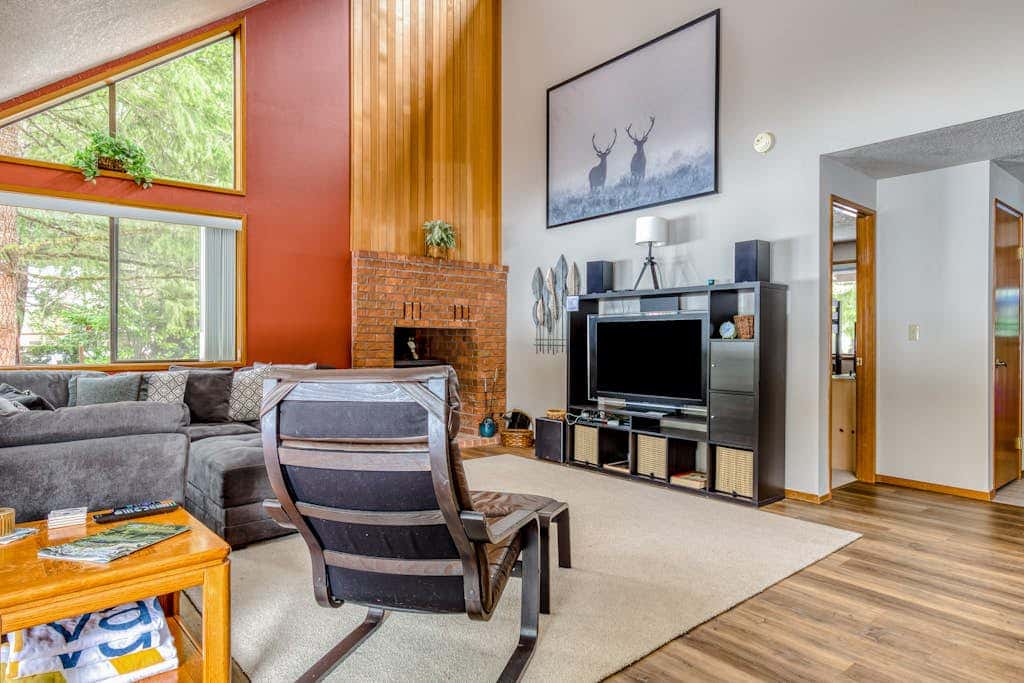 Beautiful golf-course-view home with pool & tennis access, private hot tub & W&D