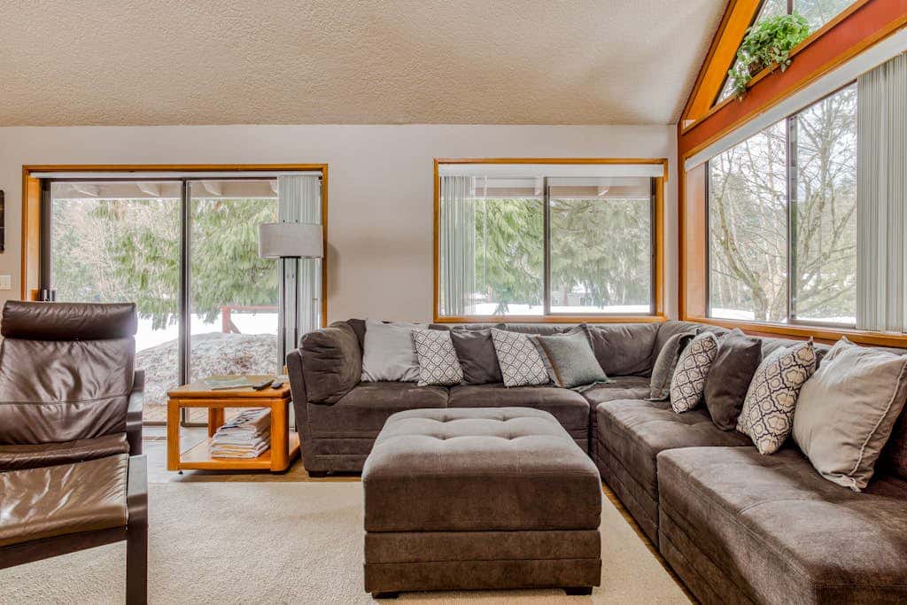 Beautiful golf-course-view home with pool & tennis access, private hot tub & W&D