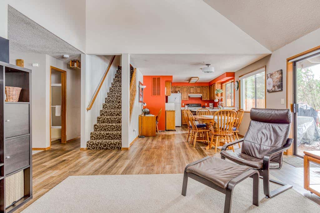 Beautiful golf-course-view home with pool & tennis access, private hot tub & W&D