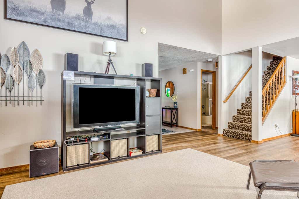 Beautiful golf-course-view home with pool & tennis access, private hot tub & W&D