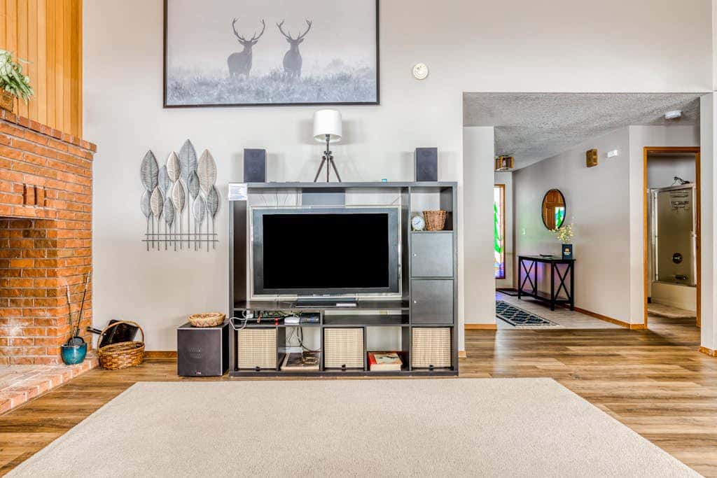 Beautiful golf-course-view home with pool & tennis access, private hot tub & W&D