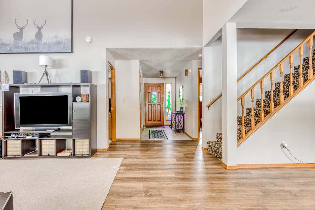 Beautiful golf-course-view home with pool & tennis access, private hot tub & W&D