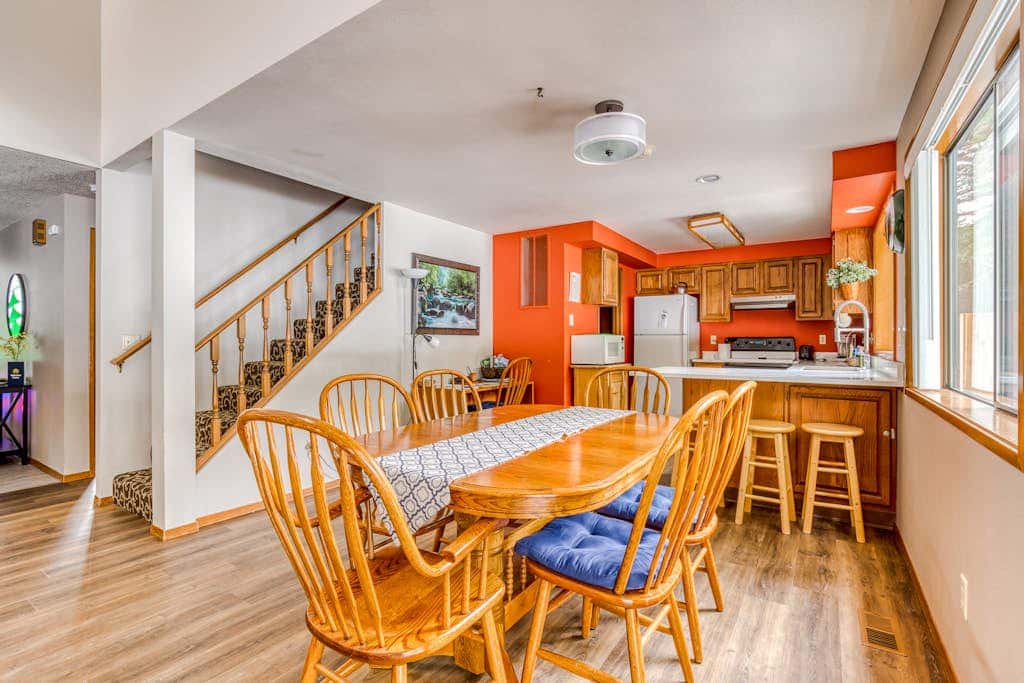 Beautiful golf-course-view home with pool & tennis access, private hot tub & W&D