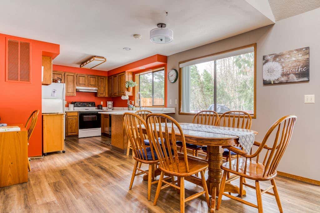Beautiful golf-course-view home with pool & tennis access, private hot tub & W&D