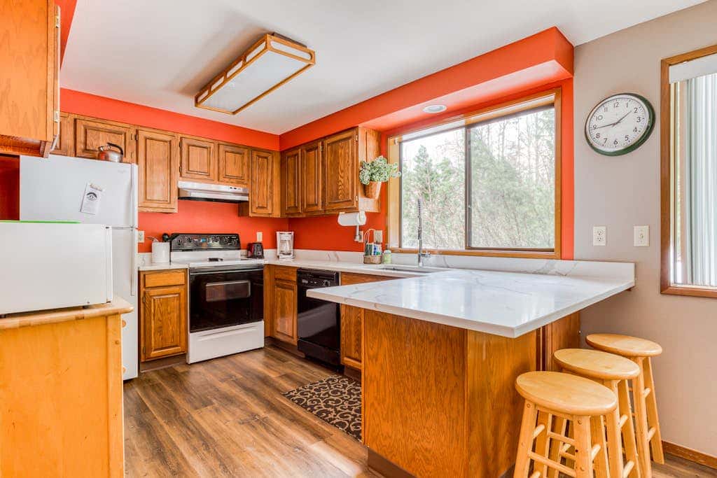 Beautiful golf-course-view home with pool & tennis access, private hot tub & W&D
