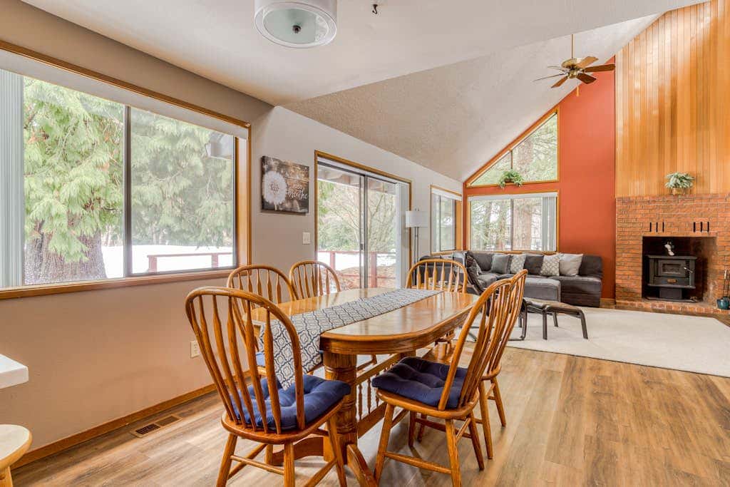 Beautiful golf-course-view home with pool & tennis access, private hot tub & W&D