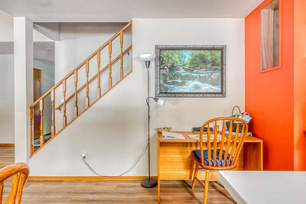 Beautiful golf-course-view home with pool & tennis access, private hot tub & W&D