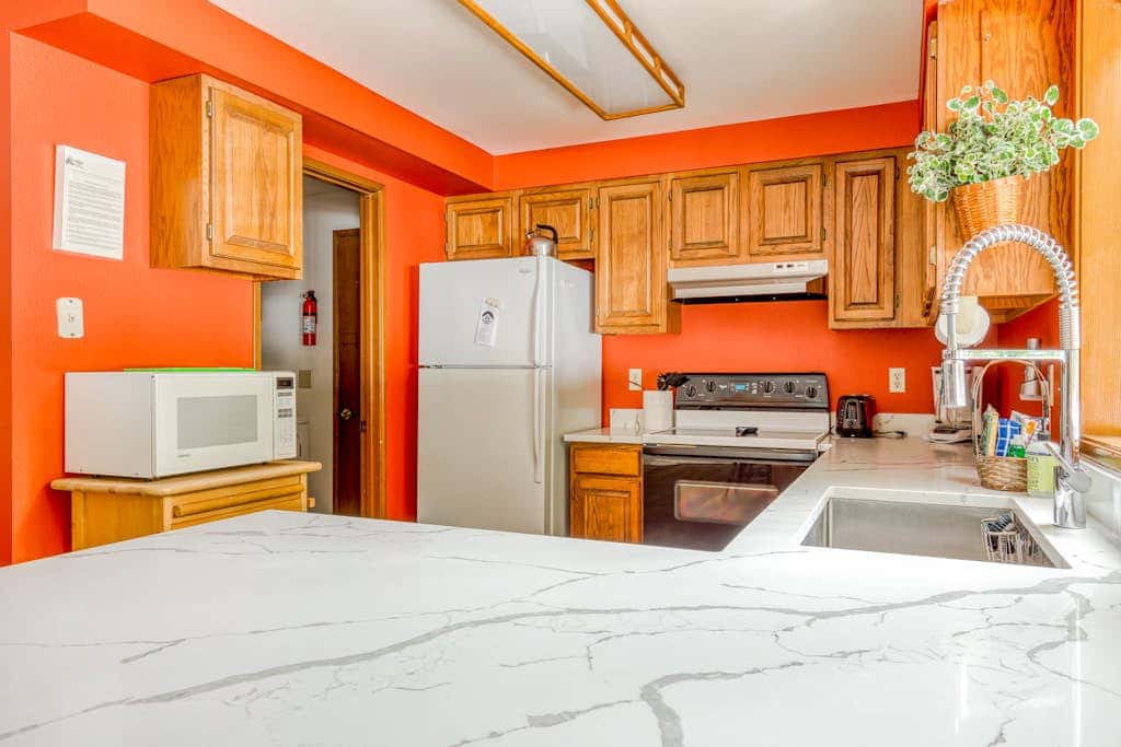 Beautiful golf-course-view home with pool & tennis access, private hot tub & W&D