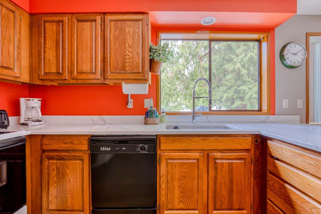 Beautiful golf-course-view home with pool & tennis access, private hot tub & W&D