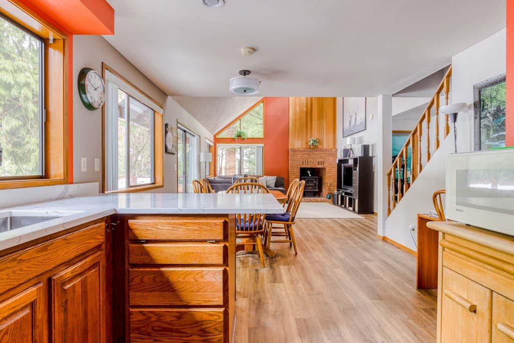 Beautiful golf-course-view home with pool & tennis access, private hot tub & W&D